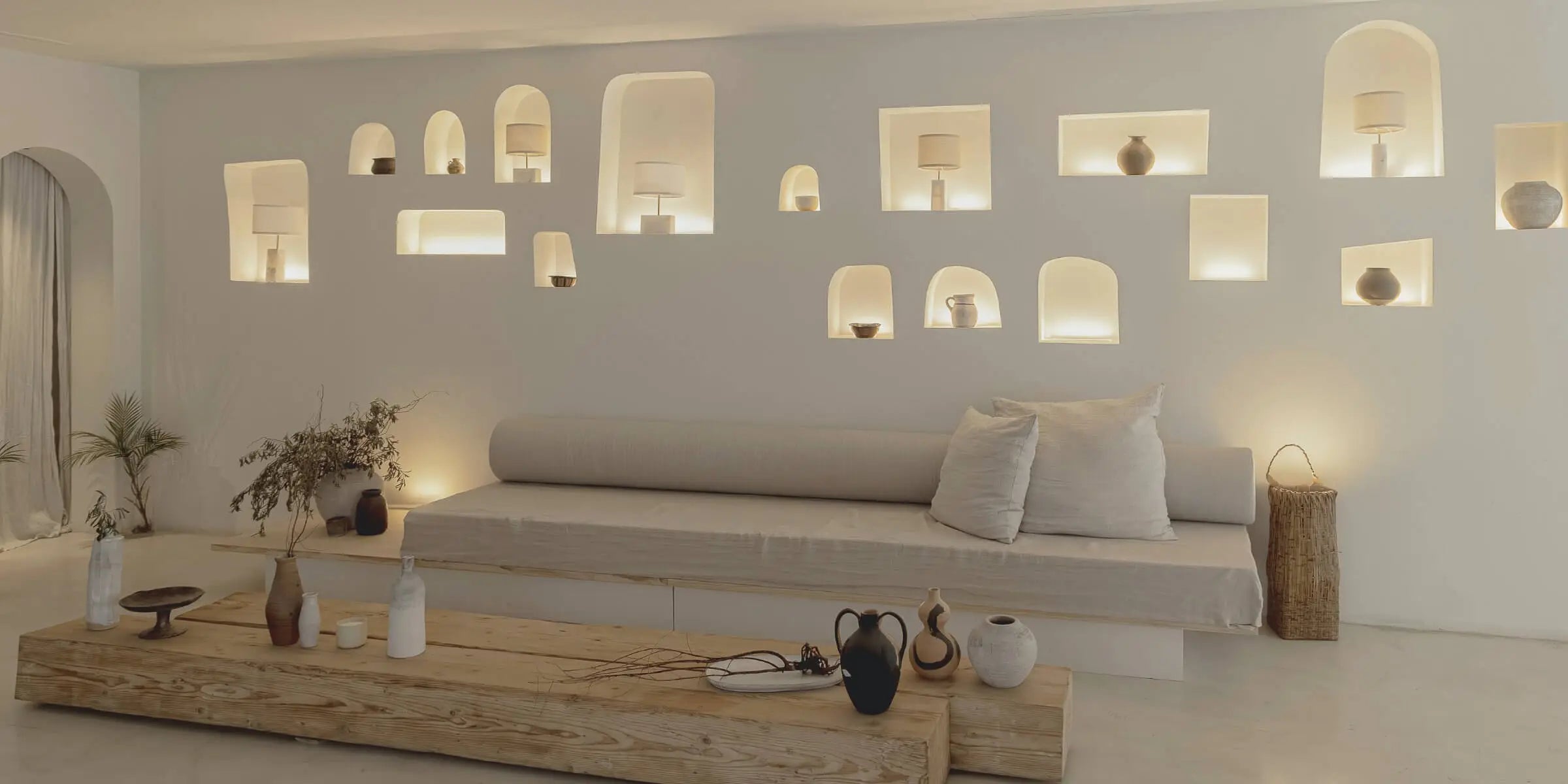 Salón de estilo mediterráneo con lámparas de alabastro Barlet iluminando nichos en la pared